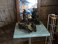 Lot met spiegel met houten rand,beeld 'moeder met kind', 3 beelden (werklieden), terrastafel - afbeelding 1 van  4