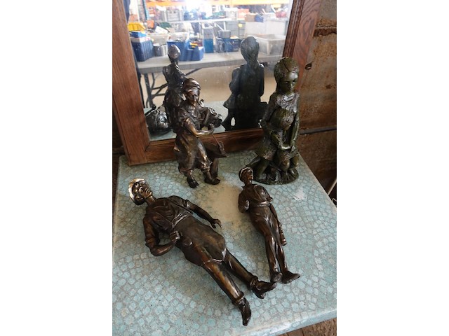 Lot met spiegel met houten rand,beeld 'moeder met kind', 3 beelden (werklieden), terrastafel - afbeelding 2 van  4