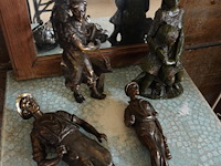 Lot met spiegel met houten rand,beeld 'moeder met kind', 3 beelden (werklieden), terrastafel - afbeelding 2 van  4