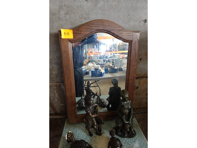 Lot met spiegel met houten rand,beeld 'moeder met kind', 3 beelden (werklieden), terrastafel - afbeelding 3 van  4