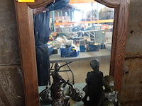 Lot met spiegel met houten rand,beeld 'moeder met kind', 3 beelden (werklieden), terrastafel - afbeelding 3 van  4