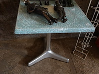 Lot met spiegel met houten rand,beeld 'moeder met kind', 3 beelden (werklieden), terrastafel - afbeelding 4 van  4