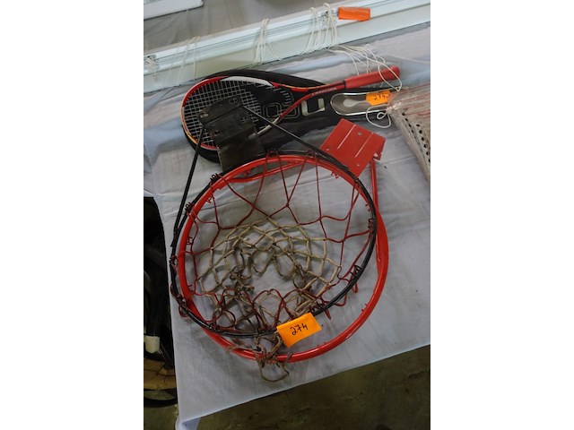 Lot met tennisraket en 2 basketringen - afbeelding 1 van  1