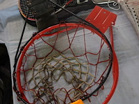 Lot met tennisraket en 2 basketringen - afbeelding 1 van  1