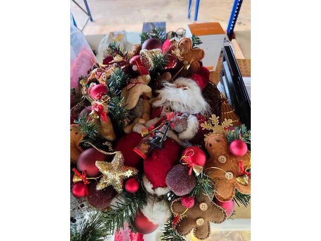 Lot met verschillende kerstdecoraties w.o.: kerstkransen, kop- en schotelset studio koekepeer, kerstkussens,... (volledige legger) - afbeelding 2 van  20