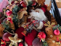 Lot met verschillende kerstdecoraties w.o.: kerstkransen, kop- en schotelset studio koekepeer, kerstkussens,... (volledige legger) - afbeelding 2 van  20