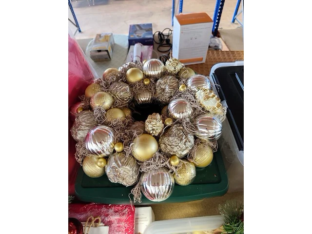 Lot met verschillende kerstdecoraties w.o.: kerstkransen, kop- en schotelset studio koekepeer, kerstkussens,... (volledige legger) - afbeelding 3 van  20