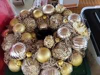 Lot met verschillende kerstdecoraties w.o.: kerstkransen, kop- en schotelset studio koekepeer, kerstkussens,... (volledige legger) - afbeelding 3 van  20