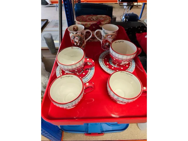 Lot met verschillende kerstdecoraties w.o.: kerstkransen, kop- en schotelset studio koekepeer, kerstkussens,... (volledige legger) - afbeelding 4 van  20