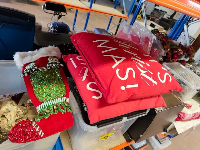 Lot met verschillende kerstdecoraties w.o.: kerstkransen, kop- en schotelset studio koekepeer, kerstkussens,... (volledige legger) - afbeelding 9 van  20