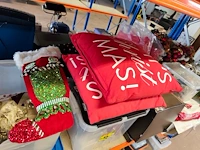 Lot met verschillende kerstdecoraties w.o.: kerstkransen, kop- en schotelset studio koekepeer, kerstkussens,... (volledige legger) - afbeelding 9 van  20