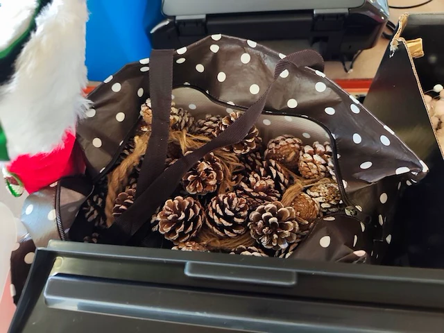 Lot met verschillende kerstdecoraties w.o.: kerstkransen, kop- en schotelset studio koekepeer, kerstkussens,... (volledige legger) - afbeelding 11 van  20