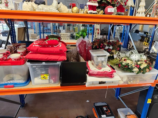 Lot met verschillende kerstdecoraties w.o.: kerstkransen, kop- en schotelset studio koekepeer, kerstkussens,... (volledige legger) - afbeelding 1 van  20