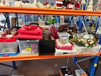 Lot met verschillende kerstdecoraties w.o.: kerstkransen, kop- en schotelset studio koekepeer, kerstkussens,... (volledige legger)