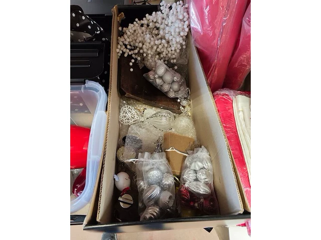Lot met verschillende kerstdecoraties w.o.: kerstkransen, kop- en schotelset studio koekepeer, kerstkussens,... (volledige legger) - afbeelding 13 van  20