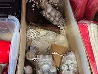 Lot met verschillende kerstdecoraties w.o.: kerstkransen, kop- en schotelset studio koekepeer, kerstkussens,... (volledige legger) - afbeelding 13 van  20
