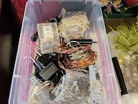 Lot met verschillende kerstdecoraties w.o.: kerstkransen, kop- en schotelset studio koekepeer, kerstkussens,... (volledige legger) - afbeelding 12 van  20