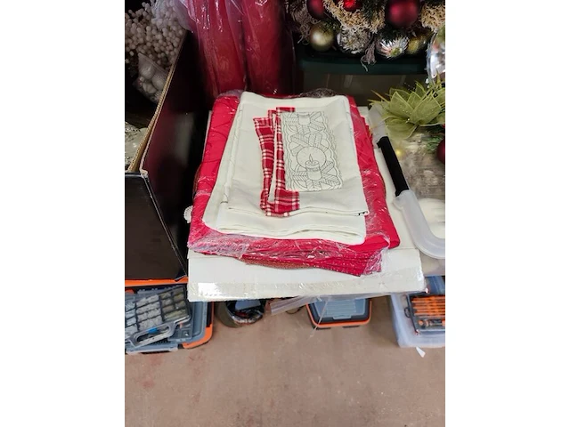 Lot met verschillende kerstdecoraties w.o.: kerstkransen, kop- en schotelset studio koekepeer, kerstkussens,... (volledige legger) - afbeelding 14 van  20