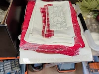 Lot met verschillende kerstdecoraties w.o.: kerstkransen, kop- en schotelset studio koekepeer, kerstkussens,... (volledige legger) - afbeelding 14 van  20