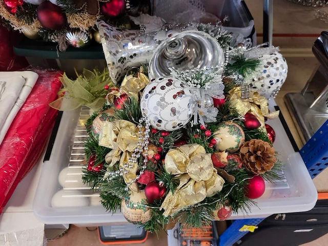 Lot met verschillende kerstdecoraties w.o.: kerstkransen, kop- en schotelset studio koekepeer, kerstkussens,... (volledige legger) - afbeelding 17 van  20