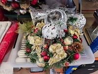 Lot met verschillende kerstdecoraties w.o.: kerstkransen, kop- en schotelset studio koekepeer, kerstkussens,... (volledige legger) - afbeelding 17 van  20