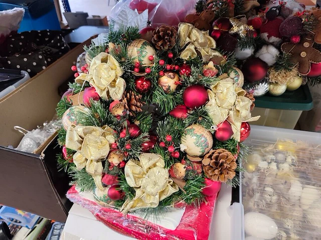 Lot met verschillende kerstdecoraties w.o.: kerstkransen, kop- en schotelset studio koekepeer, kerstkussens,... (volledige legger) - afbeelding 18 van  20