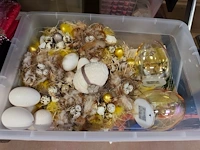 Lot met verschillende kerstdecoraties w.o.: kerstkransen, kop- en schotelset studio koekepeer, kerstkussens,... (volledige legger) - afbeelding 19 van  20