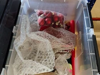Lot met verschillende kerstdecoraties w.o.: kerstkransen, kop- en schotelset studio koekepeer, kerstkussens,... (volledige legger) - afbeelding 20 van  20
