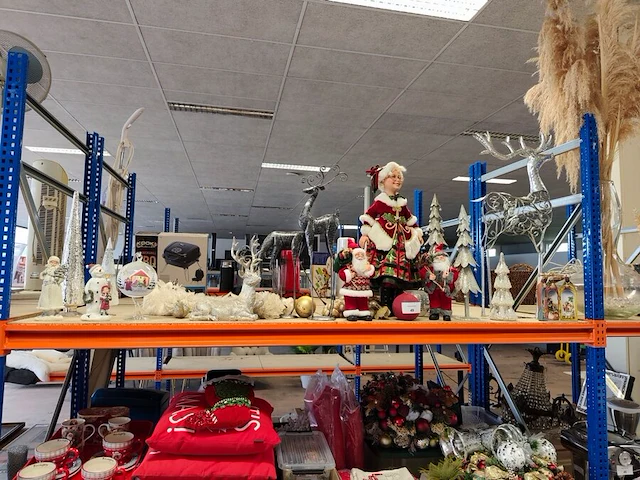 Lot met verschillende kerstdecoraties w.o.: rendierfiguren en kerstmanpoppen (volledige legger ca. 20 stuks) - afbeelding 1 van  8