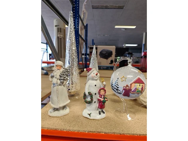 Lot met verschillende kerstdecoraties w.o.: rendierfiguren en kerstmanpoppen (volledige legger ca. 20 stuks) - afbeelding 2 van  8