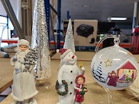 Lot met verschillende kerstdecoraties w.o.: rendierfiguren en kerstmanpoppen (volledige legger ca. 20 stuks) - afbeelding 2 van  8