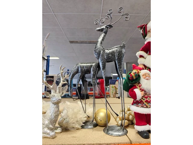 Lot met verschillende kerstdecoraties w.o.: rendierfiguren en kerstmanpoppen (volledige legger ca. 20 stuks) - afbeelding 4 van  8