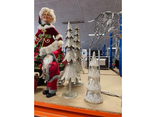 Lot met verschillende kerstdecoraties w.o.: rendierfiguren en kerstmanpoppen (volledige legger ca. 20 stuks) - afbeelding 6 van  8