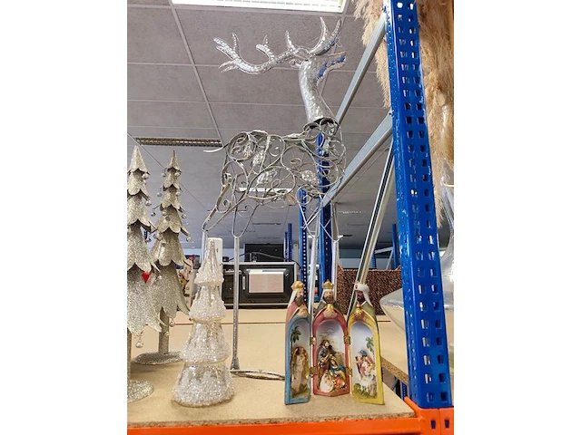 Lot met verschillende kerstdecoraties w.o.: rendierfiguren en kerstmanpoppen (volledige legger ca. 20 stuks) - afbeelding 7 van  8