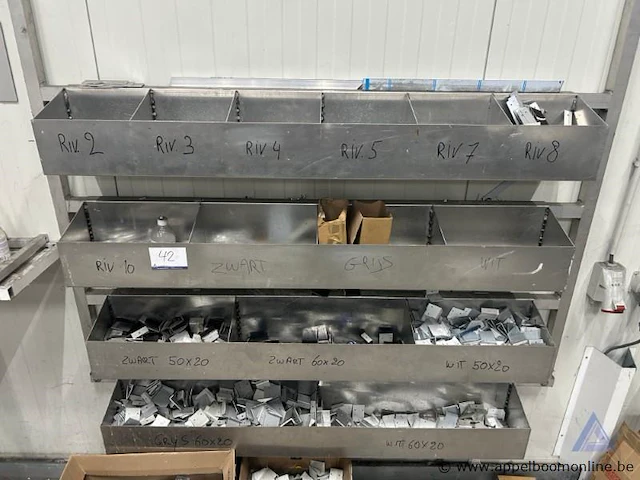 Lot metalen beugels in diverse kleuren en afmetingen - afbeelding 1 van  3