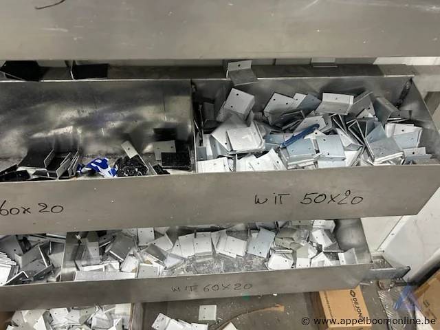 Lot metalen beugels in diverse kleuren en afmetingen - afbeelding 3 van  3