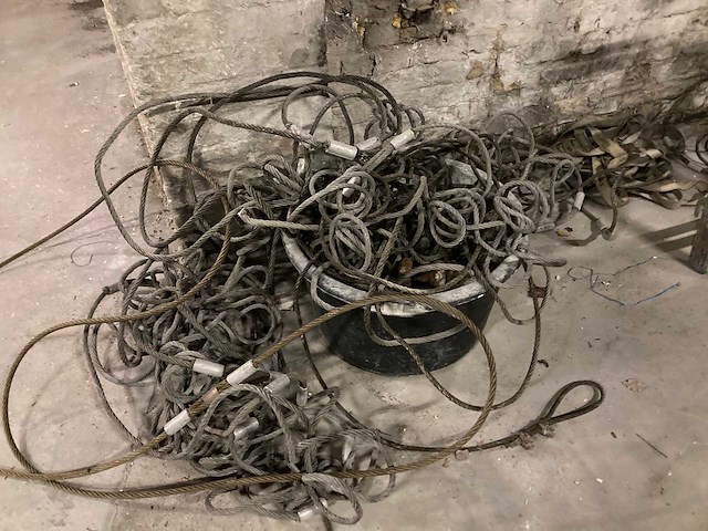 Lot metalen kabels - afbeelding 1 van  1