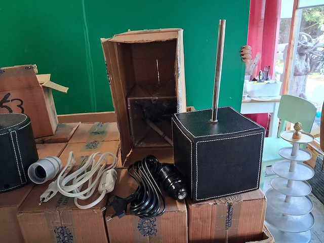Lot metalen lampvoeten (212 stuks) - afbeelding 2 van  5