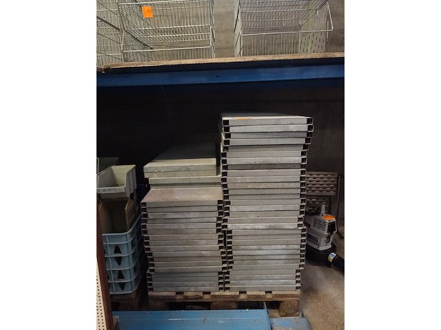 Lot metalen platen 47 stuks van 1,20mx0,40m en 4 stuks van 1,00mx0,40m - afbeelding 1 van  6
