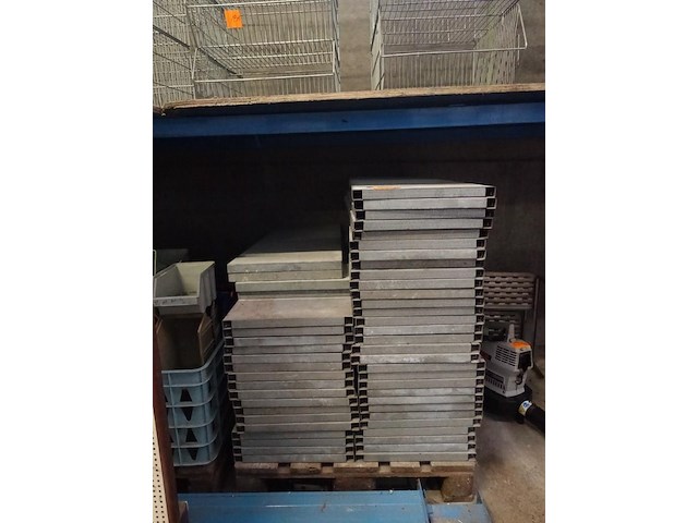 Lot metalen platen 47 stuks van 1,20mx0,40m en 4 stuks van 1,00mx0,40m - afbeelding 4 van  6
