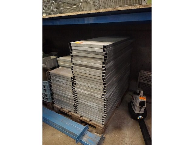 Lot metalen platen 47 stuks van 1,20mx0,40m en 4 stuks van 1,00mx0,40m - afbeelding 6 van  6