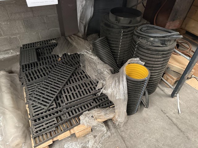 Lot metalen roosters & buizen - afbeelding 1 van  6