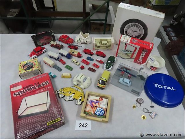 Lot miniaturen en divers - afbeelding 1 van  12