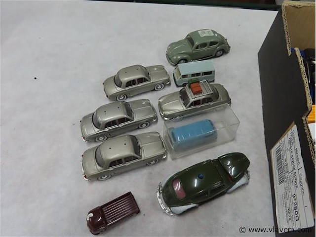 Lot miniaturen - afbeelding 2 van  3