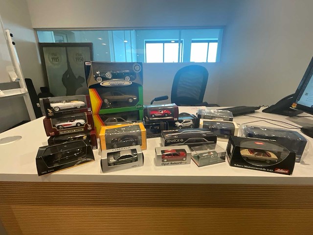 Lot miniatuur auto - afbeelding 1 van  12