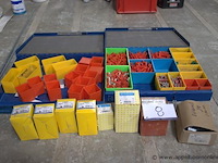 Lot montagematerialen - afbeelding 1 van  2