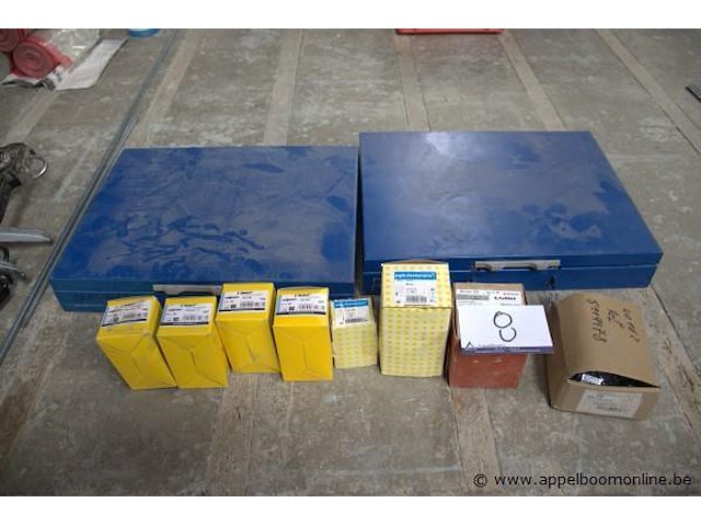 Lot montagematerialen - afbeelding 2 van  2