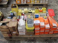 Lot montagematerialen - afbeelding 1 van  2