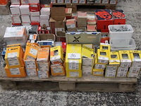 Lot montagematerialen - afbeelding 1 van  3