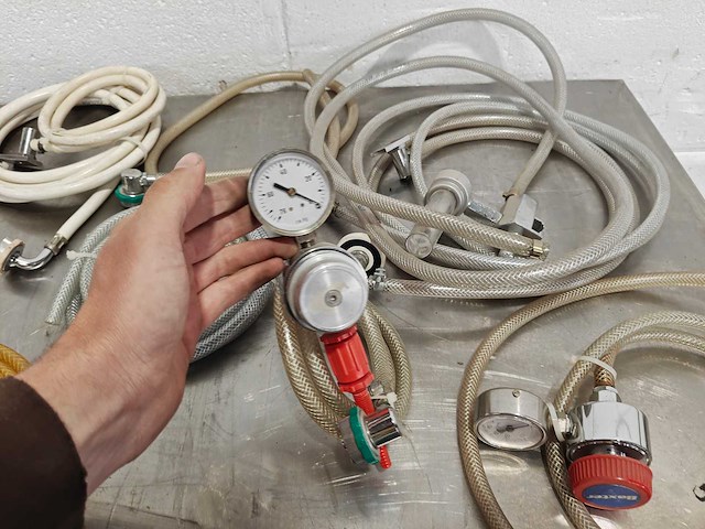 Lot of pressure regulators and hoses - afbeelding 4 van  6